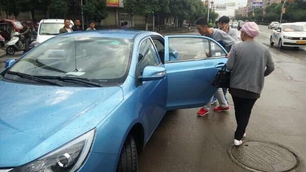 d.jpg 平?jīng)鲢葱履茉从邢挢?zé)任公司組織“愛(ài)心送考”車(chē)隊(duì)免費(fèi)接送考生(圖3)