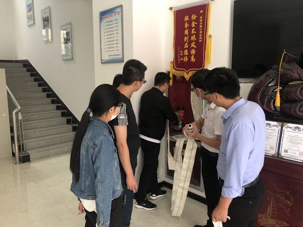 泓源新能源公司、出租車(chē)公司聯(lián)合開(kāi)展消防安全演練(圖2)