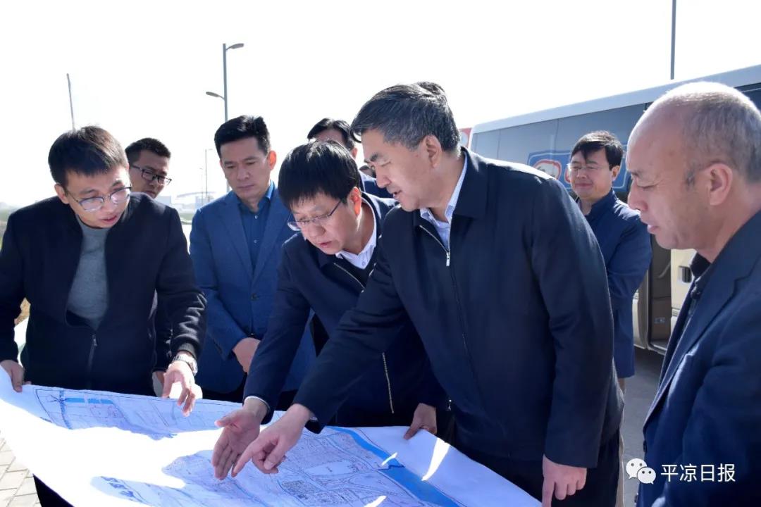 市委書(shū)記郭承錄調(diào)研智能終端光電產(chǎn)業(yè)園建設(shè)情況(圖2) 市委書(shū)記郭承錄調(diào)研智能終端光電產(chǎn)業(yè)園建設(shè)情況(圖2)