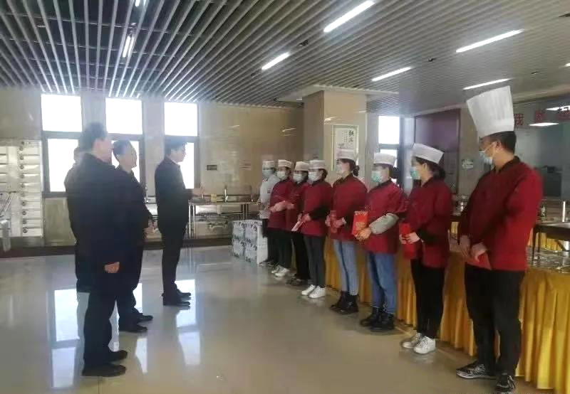 工業(yè)園區(qū)管委會、泓源公司慰問園區(qū)機關(guān)保安門衛(wèi)等一線人員(圖3)