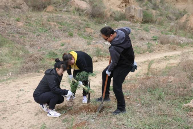 泓源公司開展義務植樹活動(圖3) 泓源公司開展義務植樹活動(圖3)