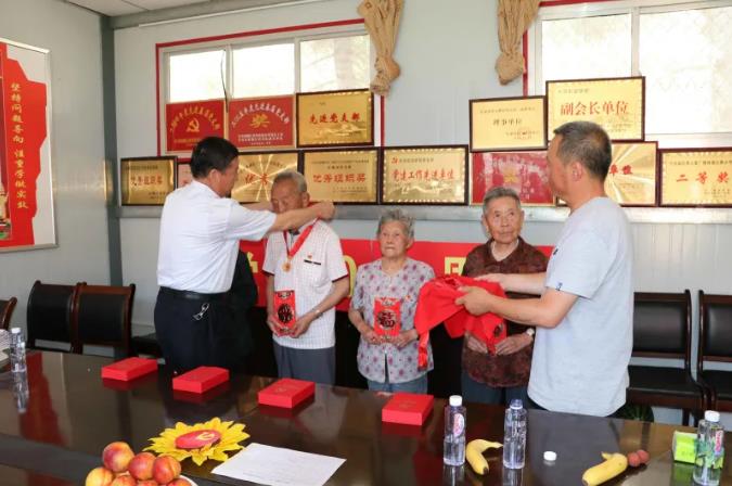 走訪慰問老黨員 深入實(shí)際學(xué)黨史—— 市政府國資委慰問泓源公司老黨員、困難黨員(圖2)